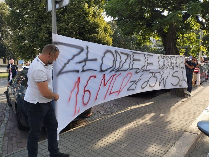 Paraliż w Katowicach. Rozpoczął się protest górników i hutników. "Stal się hartuje, a rząd ją rujnuje"