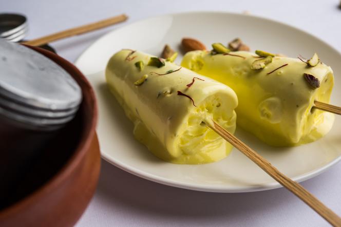 Indyjskie lody kulfi: przepis na orientalny przysmak