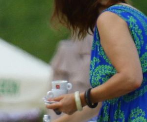 Renata Dancewicz kurzy na plaży