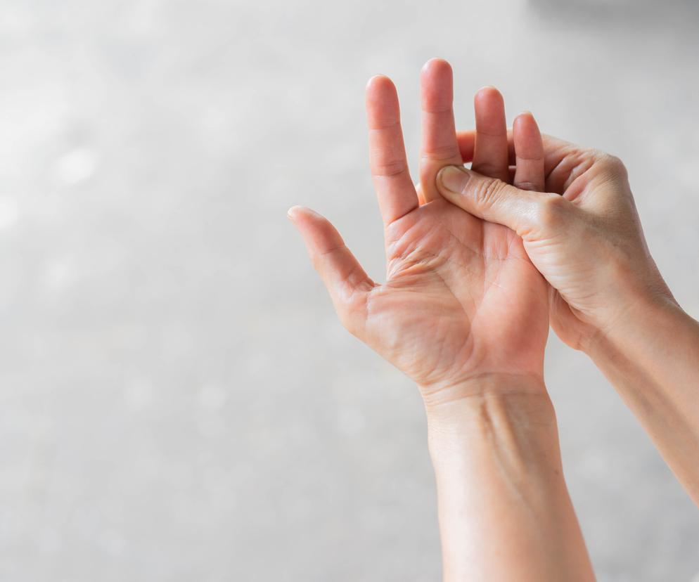 Nietypowy objaw stłuszczenia wątroby widoczny na palcach