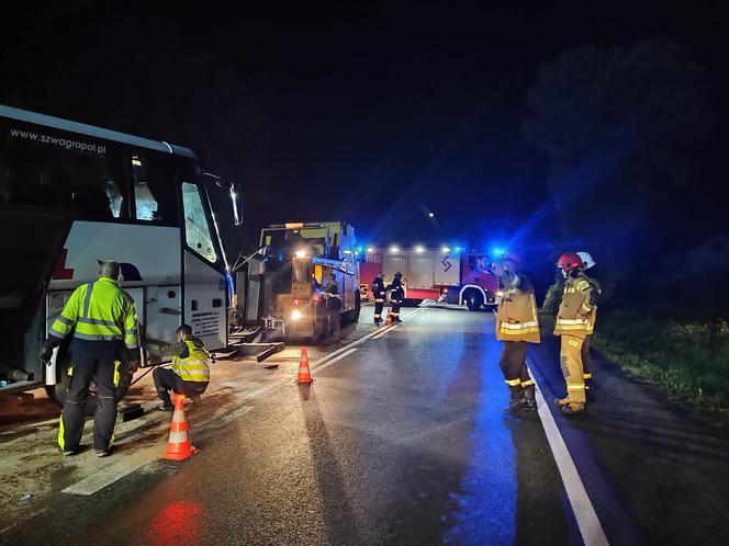 Potężny wyciek po wypadku w Witowicach Górnych. 700 litrów oleju na drodze