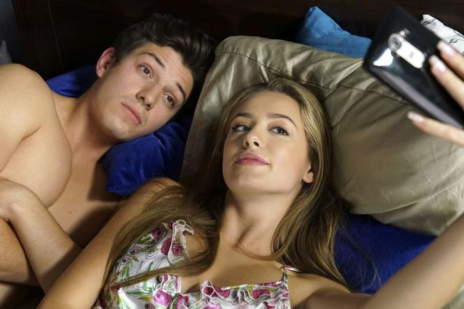 Barwy szczęścia, odcinek 1981. Justin (Jasper Sołtysiewicz), Oliwka (Wiktoria Gąsiewska)