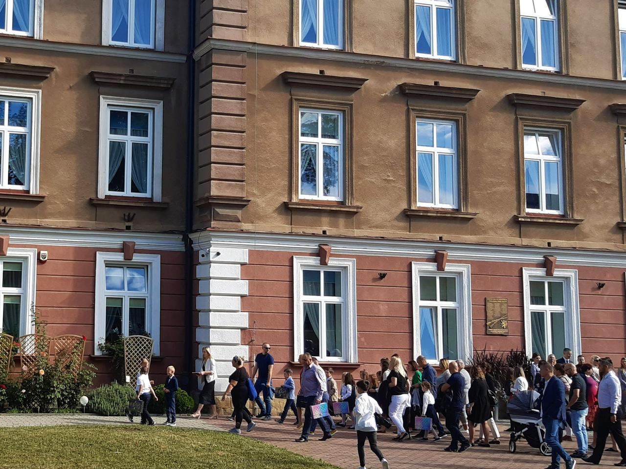 18 tysięcy uczniów rozpoczęło rok szkolny w Tarnowie. Jak WRAŻENIA po pierwszym dniu bez wakacji? [AUDIO] 