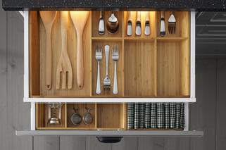 Organizacja w kuchni – pomysły na porządek w szafkach kuchennych