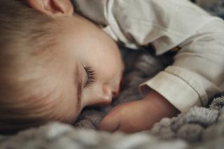 Sposoby na dłuższy sen niemowlaka: co robić, żeby niemowlę przespało całą noc? 