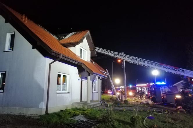 Duże straty po pożarze domu jednorodzinnego w Lasocicach koło Leszna