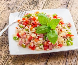 Sałatka ryżowa z szynką i porem. Urzeka smakiem od pierwszego kęsa