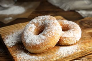 Oponki drożdżowe – przepis na puszyste pączki z dziurką, które pokochasz!