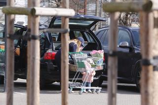 Joanna Kurska jak amerykańska gwiazda buszuje w sklepie ogrodniczym