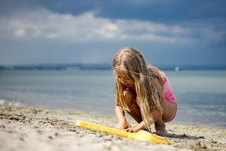 Biorę ten produkt na plaże! Problem z wszędobylskim piaskiem znika w mgnieniu oka