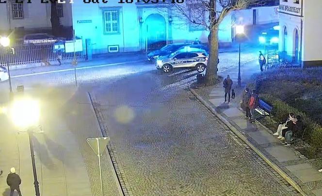 Rozpędzone audi jechało na manifestantów. Po drodze rozbiło dwie policyjne blokady