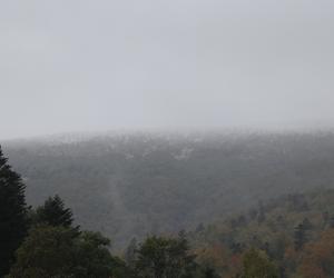 Pierwszy śnieg w Bieszczadach. Bukowe Berdo przykrył biały puch [ZDJĘCIA]