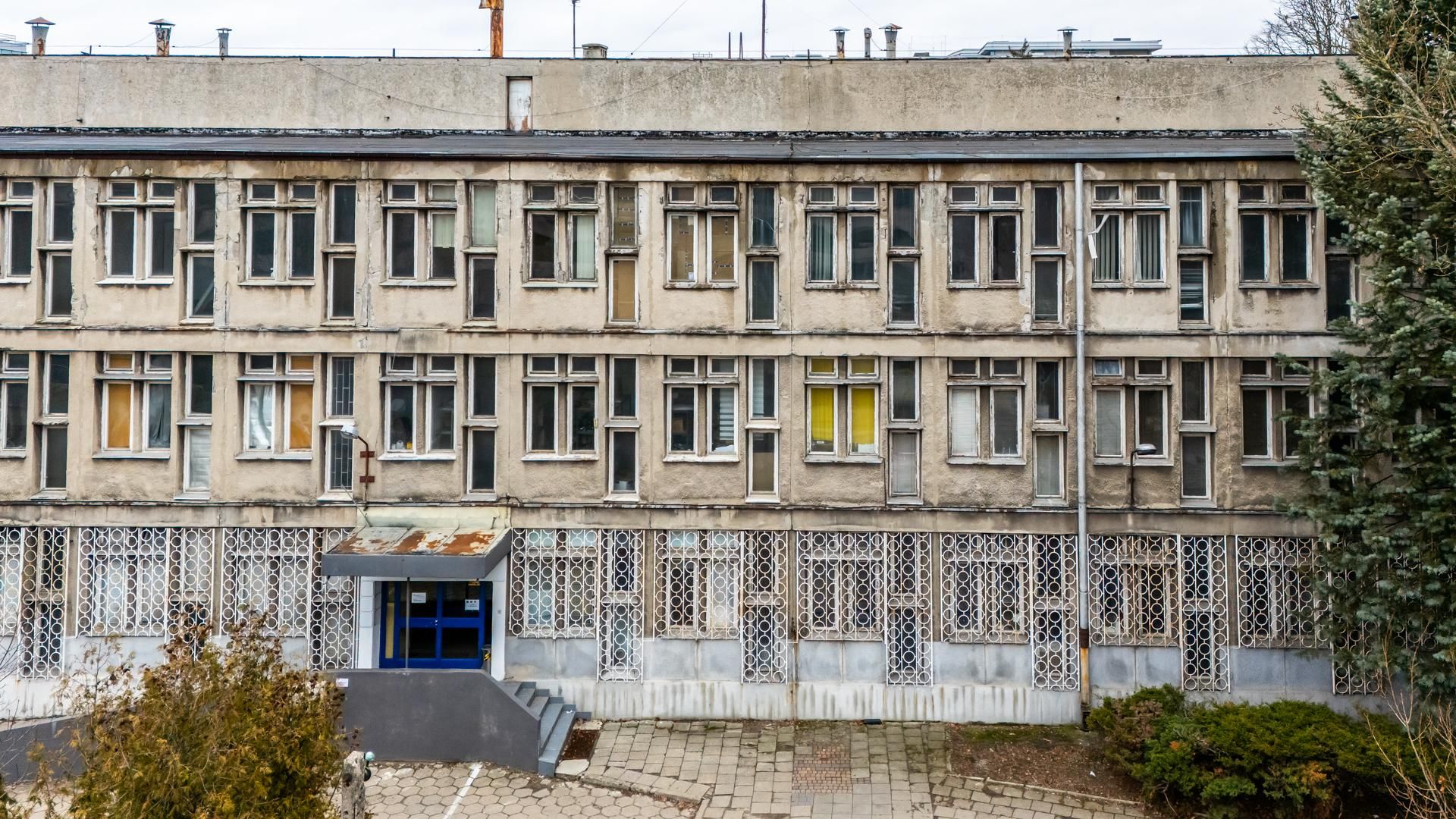 Zabytkowa hala na Suwak 4 w Warszawie