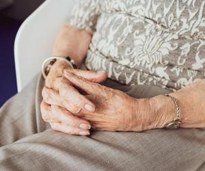 81-latka z Tarnowa wpuściła do mieszkania dwie nieznajome kobiety. Straciła oszczędności swojego życia