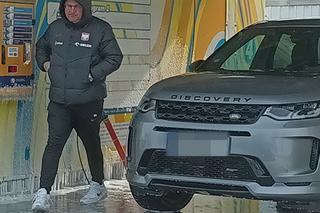 Czesław Michniewicz myje auto w stroju selekcjonera