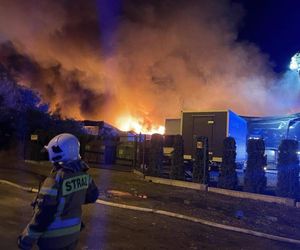 Pożar w Czeladzi. Płonie hala produkcyjna