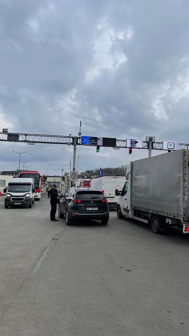 Ukraińscy pogranicznicy mają spore problemy z odprawą uchodźców uciekających przed wojną