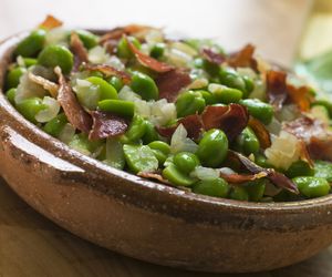 Sałatka z bobem, ziemniakami i chrupiącym boczkiem [przepis na bób]