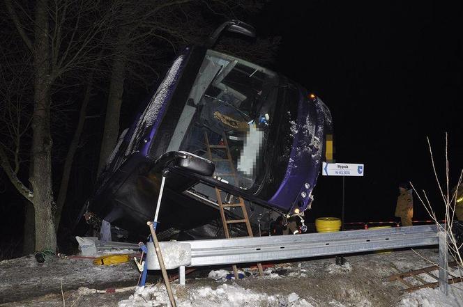 Wypadek ukraińskiego autobusu w pow. bialskim. Pojazd uderzył w bariery i przewrócił się na bok