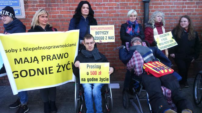 Rodzice niepełnosprawnych od urodzenia protestowali w Toruniu
