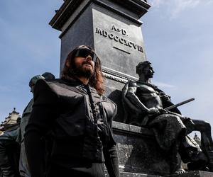 Jared Leto zagrał spontaniczny koncert pod pomnikiem Mickiewicza w Krakowie