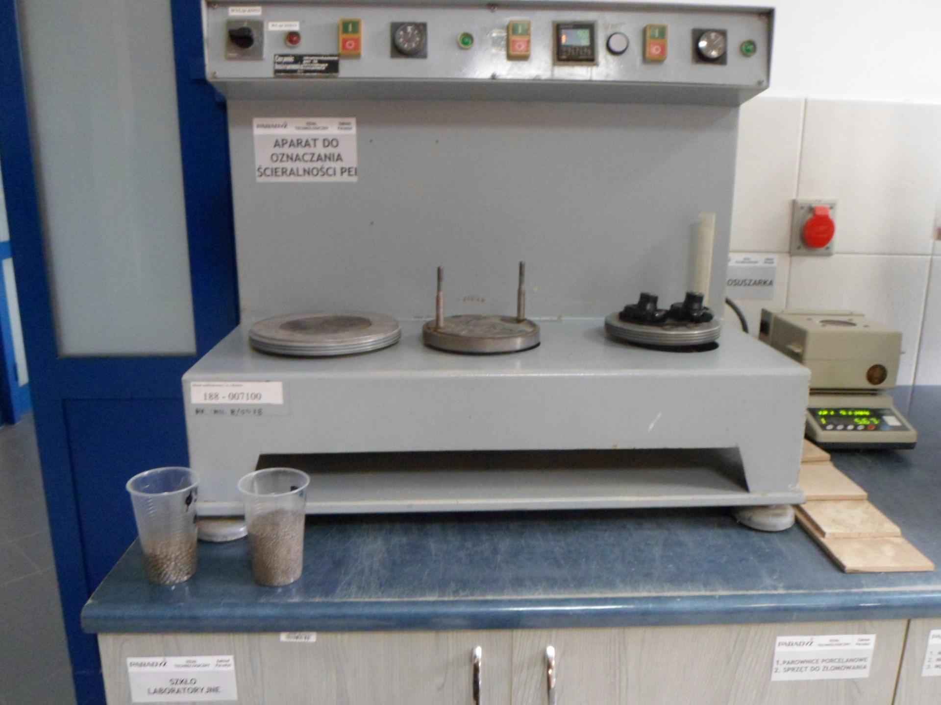 Aparat do oznaczania ścieralności płytek ceramicznych; przy urządzeniu kulki - ścierniwo