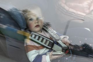 Mama rocznej dziewczynki potrzebowała pomocy. Tak dziecko zatrzasnęło się w aucie