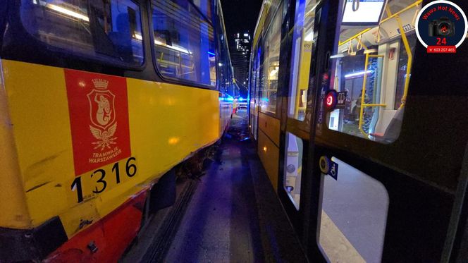 Groźny wypadek w Warszawie. Samochód i dwa tramwaje rozbite. Jeden z nich się wykoleił