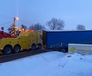 Ciężarówka wylądowała w rowie. Trudny poranek na krakowskich drogach