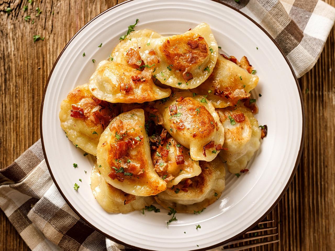 Pierogi z mięsem z rosołu i z kaszą jęczmienną - i sprytny sposób zastępujący wałkowanie