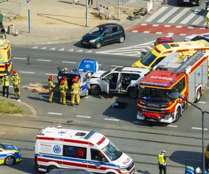 Wypadek radiowozu w Warszawie. Cztery osoby ranne, w tym policjanci