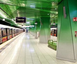 Metro w Warszawie już wozi pasażerów, ale wciąż są drążone nowe linie