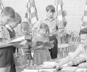 Te książkowe hity czytała młodzież w PRL-u. Znasz je?