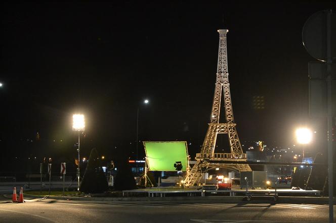 Rybnik: Filmowcy zajęli na kilka godzin rondo z wieżą Eiffla. Kręcono sceny do filmu Netflixa?