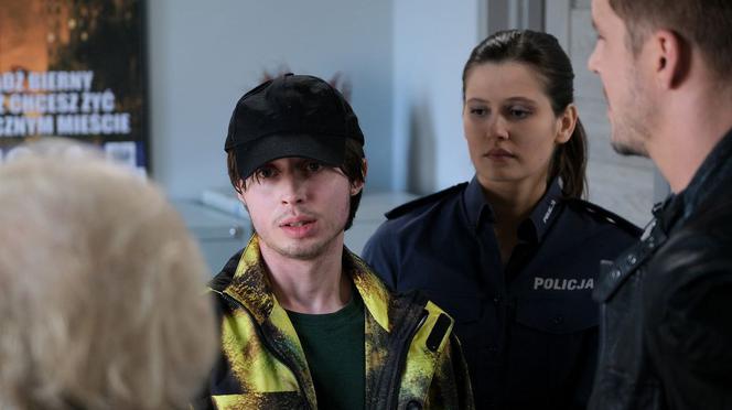 M jak miłość odc. 1600. Oskar Zych (Krystian Shepherd), Marcin (Mikołaj Roznerski), Barbara (Teresa Lipowska)