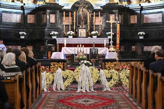 Pożegnali wielką damę polskiej kultury. Kidawa-Błońska przesłała piękny wieniec