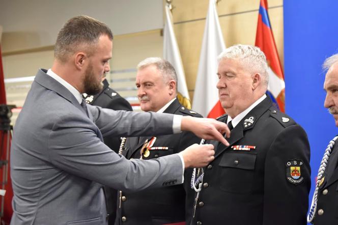 Wręczono odznaki Świętego Floriana i innne medale strażakom. Wśród zasłużonych wójt Gminy Iława