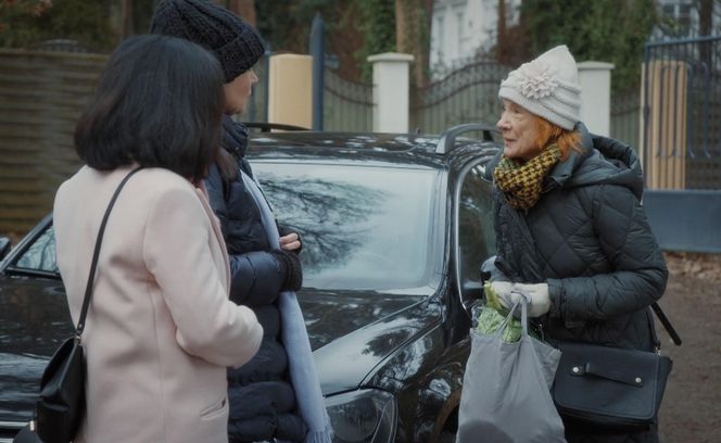 M jak miłość, odcinek 1868. Kinga (Katarzyna Cichopek), Marysia (Małgorzata Pieńkowska), pani Ola (Ewa Kolasińska)