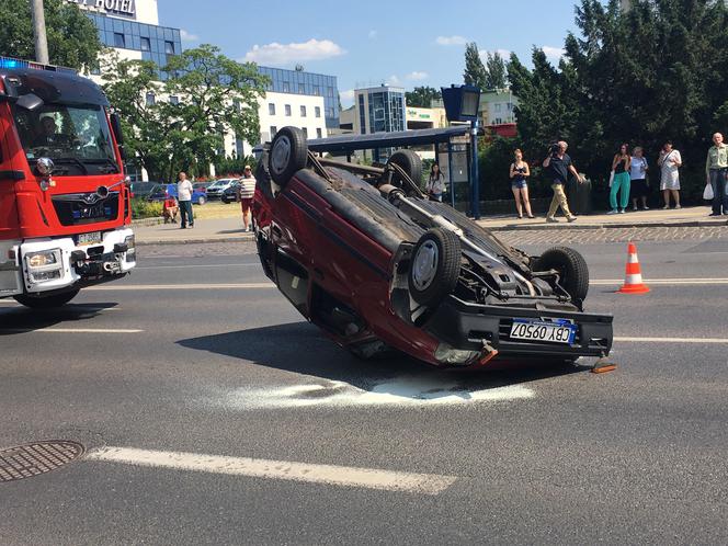 Dachowanie obok ronda Jagiellonów w Bydgoszczy [ZDJĘCIA]