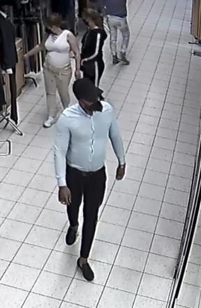 Kradzież plecaka we Włocławku! Rozpoznajesz te osoby? Zgłoś się na policję 