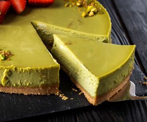 Sernik pistacjowy na kruchym spodzie. Aksamitny, chrupiący i w obłędnym kolorze