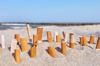 Zakazały palenia papierosów na plażach i plucia na chodniki. Nowe przepisy wchodzą w życie w popularnej miejscowości wczasowej! 