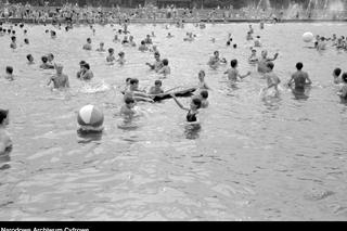 Baseny miejskie w PRL-u. Tak w upały chłodzili się nasi rodzice - zdjęcia