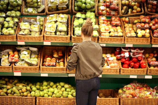 Uważaj, co kupujesz: warzywa i owoce z tych krajów są najbardziej toksyczne. Jak wypadła Polska? 