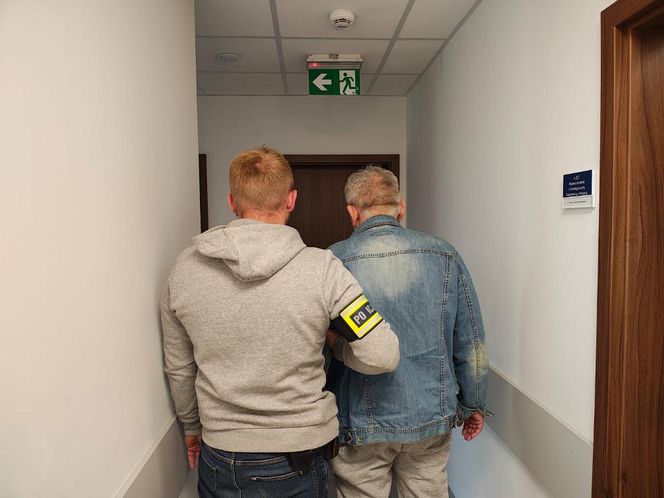 Szarlatan z Pruszkowa żerował na chorych i zdesperowanych. "Leczył" na wszystko, a leki robił w słoiku!