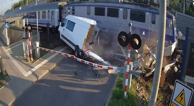 Dostawczak wjechał pod pociąg! Ogromne utrudnienia na kolei