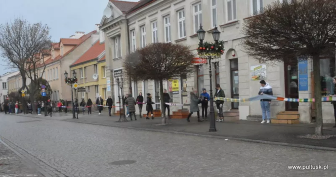 Szalik o długości 367 metrów! Mieszkańcy Pułtuska z przytupem otwierają aukcje WOŚP [ZDJĘCIA]