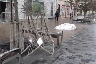 Na lubelskim deptaku już montują świetlne instalacje. Już za parę dni będzie pięknie! [GALERIA]