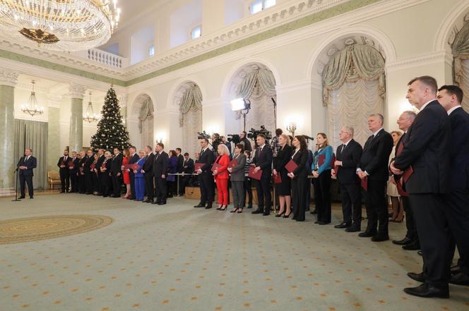 ZAPRZYSIĘŻENIE RZĄDU DONALDA TUSKA