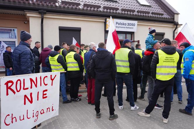 Protest rolników w Białymstoku. Siano i obornik przed biurem marszałka Hołowni